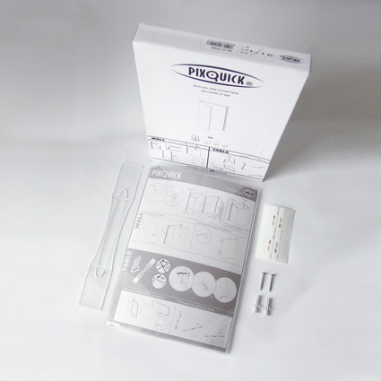 PixQuick A4 kommer förpackad med skruv, plugg och dubbelhäftande transparent tejp för t ex montage på glas. Även bordsstöd medföljer.
